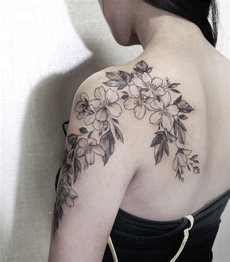 tatuaje de flores en el hombro para mujeres